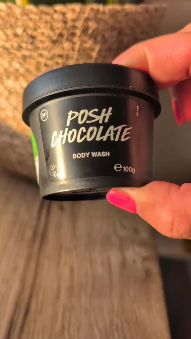 #AD This LUSH Posh Chocolate Body Wash is honestly unreal 🤎
It smells so good, like rich chocolate dessert, and the tex