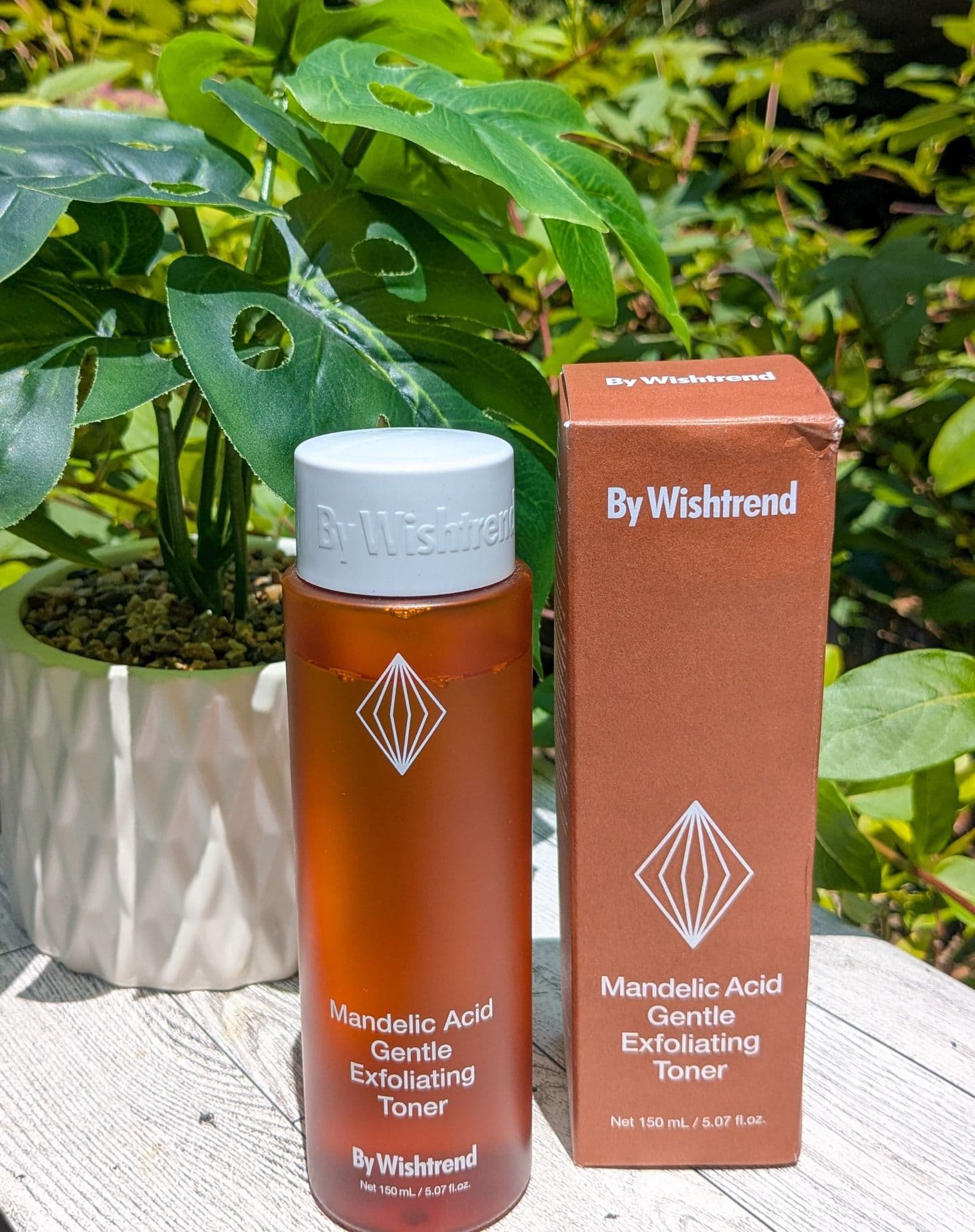 #gifted_by_bywishtrend 🧡
Mandelic Acid is a gentle AHA toner. It helps with dark spots, dead skin cells and excess seb