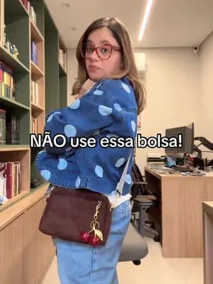 Ou use sim e arrase por aí! Bolsa feminina em suede marrom @BOSTANTEN.BR #tiktokshopbr99 #bolsapequena #bolsafeminina #bolsamarrom