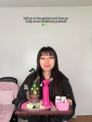 Did you catch me live yesterday wrapping presents ? 🎁 🎄✨(repost cause it looks blurry??😩) #christmas #wrappinggifts #gardentok #momlife @COSY @YHS @Blazy Susan #PaidPartnership