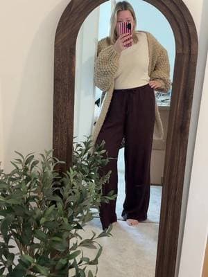These M&S linen drawstring trousers are my staple and go to every single spring/summer 🫶🏻 . @socialtiphq @marksandspenceruk . #marksandspencerhaul #ad #goto