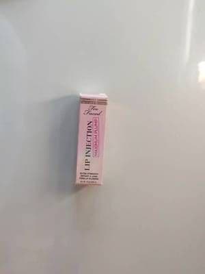 I was gifted this Too Faced Lip Injection Maximum Plump Lip Gloss to review for the Beauty Buddy App. I would have liked to have known the name of the scent or flavour in the tube but it wasn't listed but I kinda describe it as being like candy floss or cotton candy - just really sweet but not sickly. I was a bit disappointed that the lettering and logo was printed outside of the visible gloss area, I feel like that took away a bit from the luxury look of the product. The sensation of applying the gloss was really intense, as soon as I put it on I could feel thousands of tiny pin pricks all at once and it was very overwhelming. I could notice my lips looking fuller and plumper less than a minute after putting on the gloss. Because my lips are so sensitive I found this just too uncomfortable to use for multiple applications over 7 days in a row. #gifted #beautybuddysquad #lipinjection #toofacedlipinjection #productreview #plumpinglipgloss @BeautyBuddy
