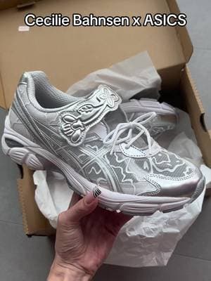 So cuuuute & you know I want it bad #ceciliebahnsen #ceciliebahnsenasics #asics #sneakers #gifted #silversneakers