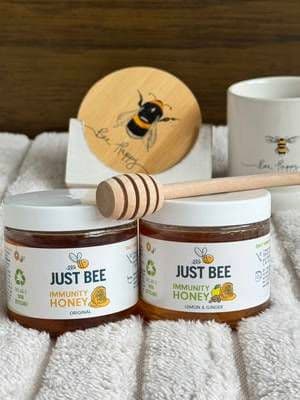 #AD 🍯 A little sweetness from my favourite honey brand 🐝 I’ve been enjoying Just Bee’s Original Immunity Honey and Lemon & Ginger Immunity Honey, whether it’s with my Earl Grey, in my lemon and fresh ginger drink, or generously drizzled over toast. And if you watch the video till the end, you’ll know exactly what happened to that toast… 😂🍯 One of my favourite things about Just Bee is the little packet of FREE bee-friendly flower seeds that comes with every order. They’ve already helped plant over 5.5 million flowers since 2015, which I think is such a lovely initiative 🐝🌸 Please try some delicious honey from an independent British family brand I’m very happy to support 🍯 @Just Bee Honey #JustBeeHoney #Honey #BritishBrand #glow_with_ania