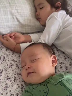 La que derrama las lágrimas soy yo viendo a mis bebés crecer juntos 🥹❤ *Euromonitor International Limited; Belleza y Cuidado Personal, edición 2023, productos de cuidado del bebé y niño, todos los canales de distribución, valor de ventas al consumidor, datos de 2022. #Johnsonsbabype #ProtecciónQueAbraza #MásJuntos #Publicidad NSOC58065-14CO NSOC58064-14CO NSOC34661-09CO NSOC11555-04CO NSOC46221-00CO