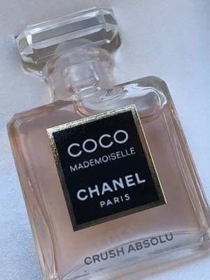 #AD ✨ The size really doesn’t matter 🤭 This tiny bottle made a rather spectacular impression 😁✨ Coco Mademoiselle is fresh, elegant and sophisticated, with that beautiful balance of citrusy freshness and warm, feminine amber notes. It feels timeless and luxurious without being too heavy, and I completely understand why it’s such an iconic fragrance. I may have received the tiniest bottle imaginable to review, but after wearing it, there is only one problem… now I want the big one 🤭 Kindly gifted for review. @We Are Eves @chanel.beauty #CocoMademoiselle #ChanelBeauty #WeAreEves #glow_with_ania