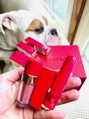 Nothing quite beats the thrill of a surprise package landing on your doorstep! Big thanks to @Valentino.Beauty for this delightful treat! 🎁💄 And guess what? My furry friend is always over the moon when it comes to unboxing. He's got a nose for the camera and a love for surprises! 😂💕 Featured goodies: Dreamdust Lip & Cheek Glitter, Magnificent Mascara, and the stunning Rosso Lipstick. #giftedbyValentino 💋🌟 我家狗為什麼每次我有包裹要開箱,他就衝進來鏡頭湊熱鬧。😂 #ValentinoBeauty #ValentinoDreamdust #MagnificientMascara #luxury #lipstickaddicted #unboxing #aesthetics #beautyjunkie