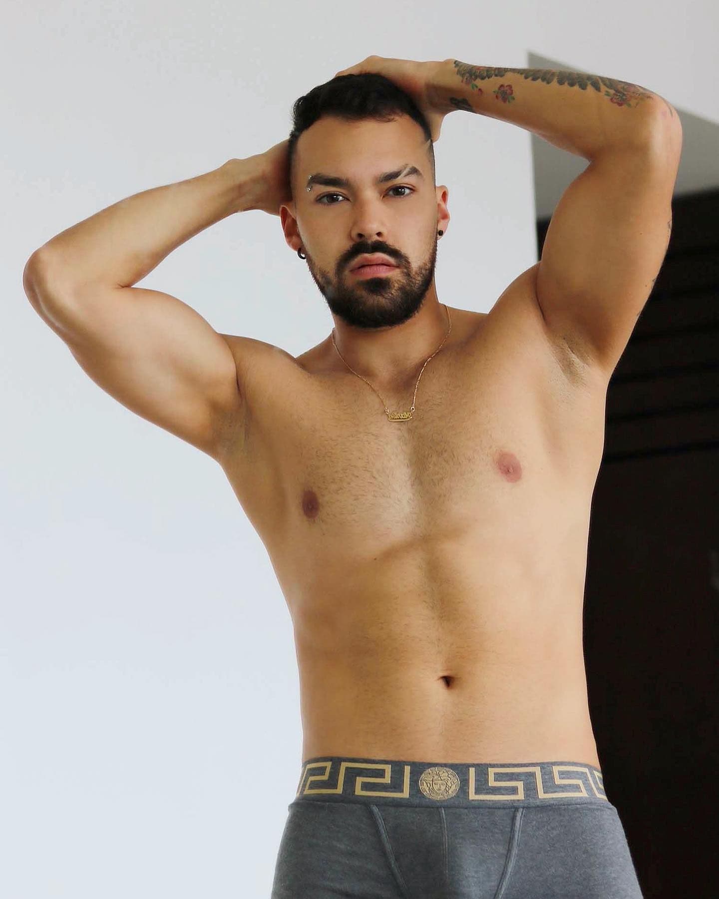 Be a better version of your self everyday .
#latino #colombian #hot #scruff #beard #versace #fit #viral #sponsor